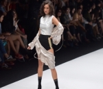  Jennifer Bachdim dengan Busana Nyentrik