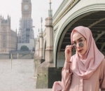  Menjadi Host di Televisi