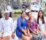 Dibantu oleh Penduduk Lokal Bali