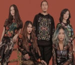 Kompak dengan Busana Motif Bunga