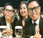 'Pesbukers' Bawa Pulang Piala Penghargaan
