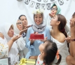 Dirayakan Bersama Teman-Teman