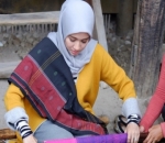 Belajar Menenun Kain Ulos