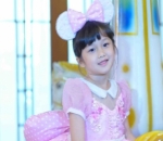 Elea Super Cantik dengan Busana Lucu