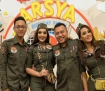 Kompak Kenakan Busana Army