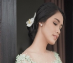 Ana Octarina Cantik dengan Kebaya
