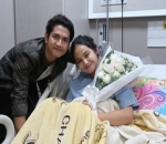 Zikri Menjenguk Syifa Hadju di Rumah Sakit