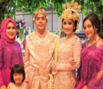 Hadiri Pernikahan Kakak