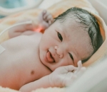 Olla Ramlan Melahirkan