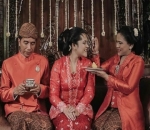 Tukang Becak Sebagai Pengantar Tamu