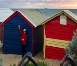 Berpose ke Brington Beach