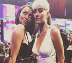 Berpose dengan Aktris Amerika