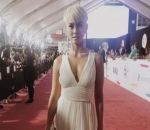  Seksi dengan Belahan Dada