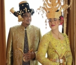 Gunakan Busana Adat Medan