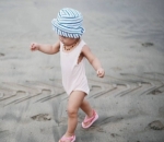 Gaya Nastusha Jalan-Jalan di Pantai