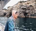 Menaiki Kapal Jelajahi Tebing