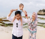 <p>Sayangnya, Nina tak menyebutkan dimana pantai itu. Ia hanya membagikan betapa serunya liburannya