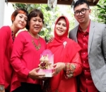 Kompak Mengusung Warna Merah