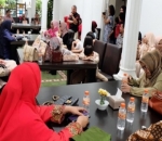 Hangatnya Suasana Lamaran Poppy Sovia