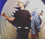 Jun Tae Soo Berpose dengan Sayap Malaikat
