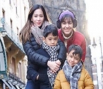 Akrab dengan Bunga Zainal