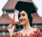  Cantik dengan Kebaya Merah