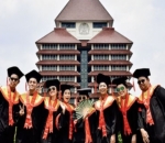  Lulus dengan Predikat Cumlaude