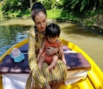 Atiqah Hasiholan Keliling dengan Perahu