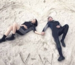  Tulis Inisial Nama di Pasir