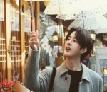 Gantengnya Seo Minwoo Berpose dengan Latar yang Indah