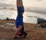 Lakukan Pose Headstand, Liza Elly Keren?