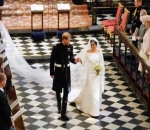 Pangeran Harry Memandang Meghan Markle Saat Berjalan Keluar