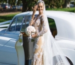 Bawa Buket Bunga Mawar dan Pamerkan Cincin