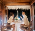 Raditya Dika dan Istri Makan Malam Romantis Bersama