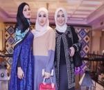 Mulan Pose Bareng Rekan Selebriti