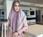 Terlihat Modis dengan Kerudung Motif