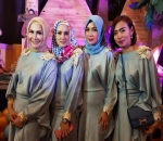 Lagi-Lagi Foto Bareng Teman, Mulan Paling Cantik?