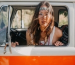 Nadine Tampil Cantik dengan Riasan Bohemian