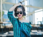 Tampil Seksi Pamer Bahu Mulus