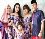 Batik Celup Bernuansa Ungu dan Merah Milik Keluarga Ayu Ting Ting