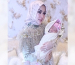 Syahrini Bersama Keponakannya yang Baru Lahir