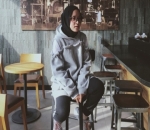 Nissa Gunakan Hoodie Abu-Abu dengan Detail Renda