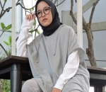 Nissa Sering Mengenakan Warna Busana Netral