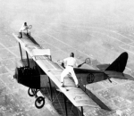 Bermain Tenis di Sayap Pesawat