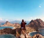 Bergaya di Puncak Pulau Padar, Taman Nasional Komodo