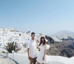 Berpose dengan Latar Belakang Santorini