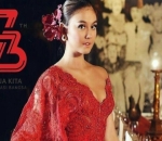 Agnes Monica Seksi Memakai Kebaya Merah Menyala
