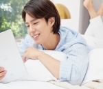 Tampil Manis dengan Rambut Lurus yang Sedikit Panjang