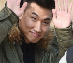 Daesung Menyapa Fans dengan Kepala Plontos