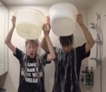 Lakukan Ice Bucket Challenge Berdua